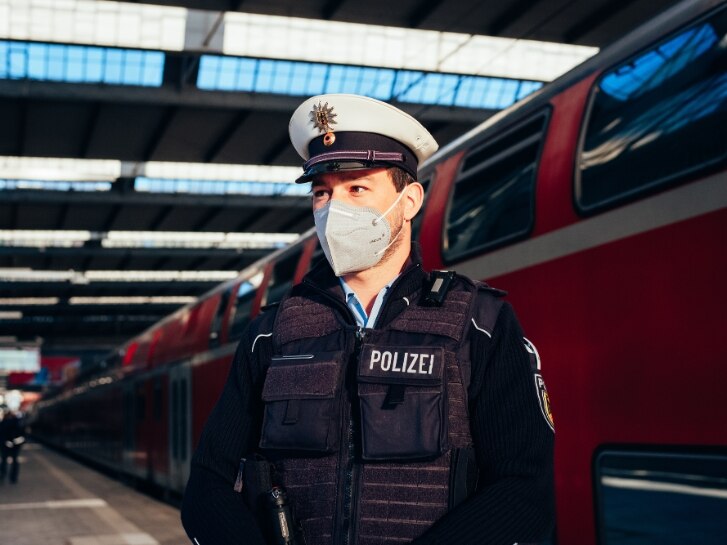 Polizist am Hauptbahnhof