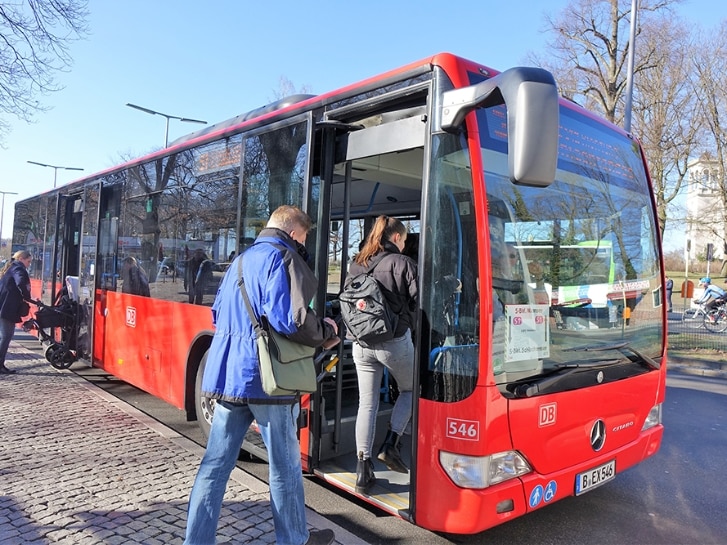 Deutsches Mädchen Wird Im Bus Belästigt