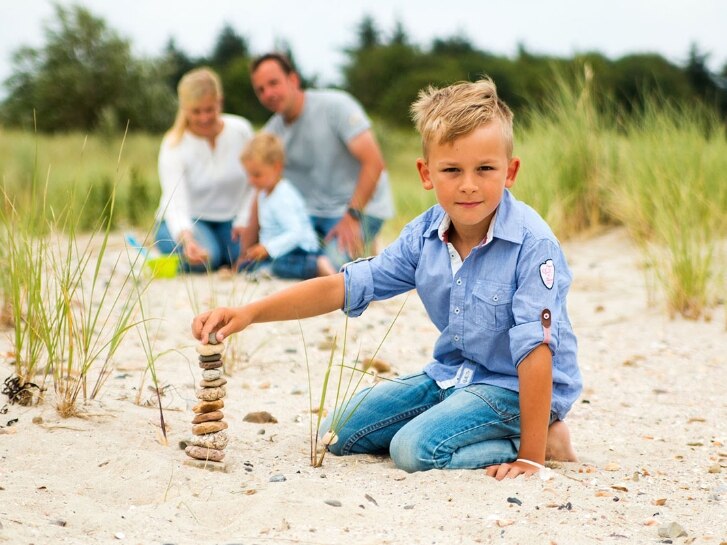 Familie mit Kindern am Strand