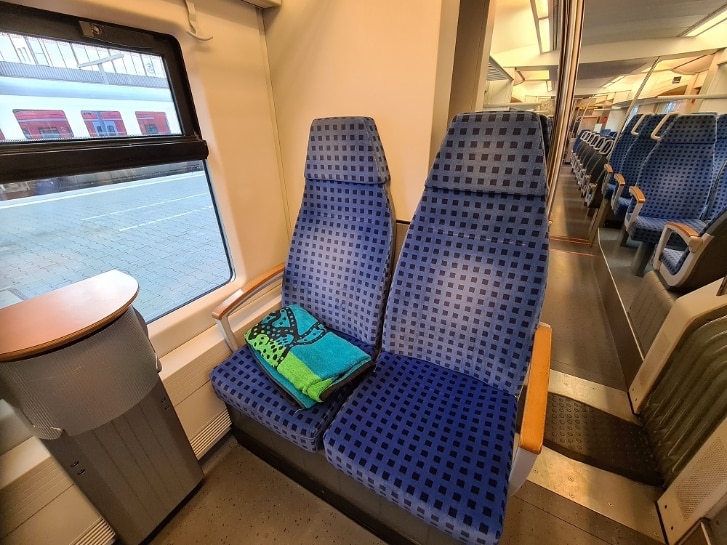 Sitz im Regionalzug mit Handtuch