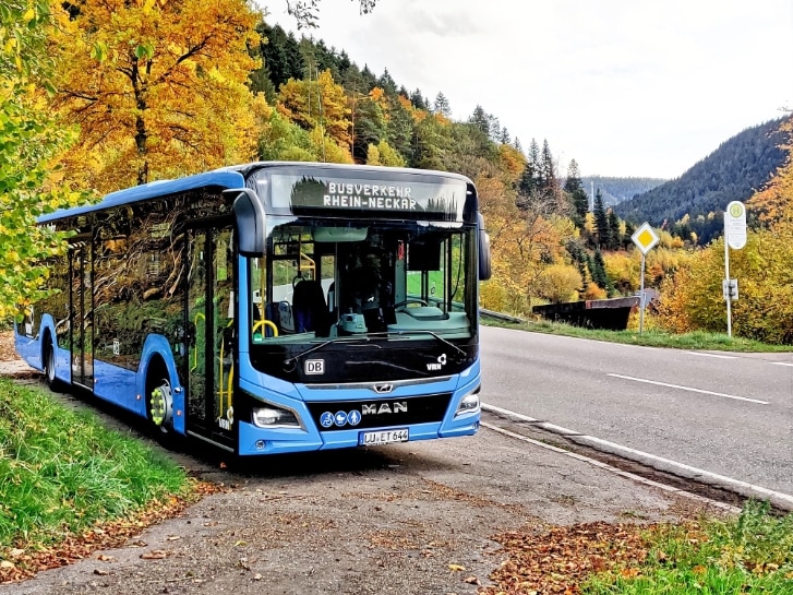 BRN-Bus am Straßenrand im Herbst