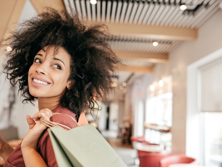 Women with shopping bags