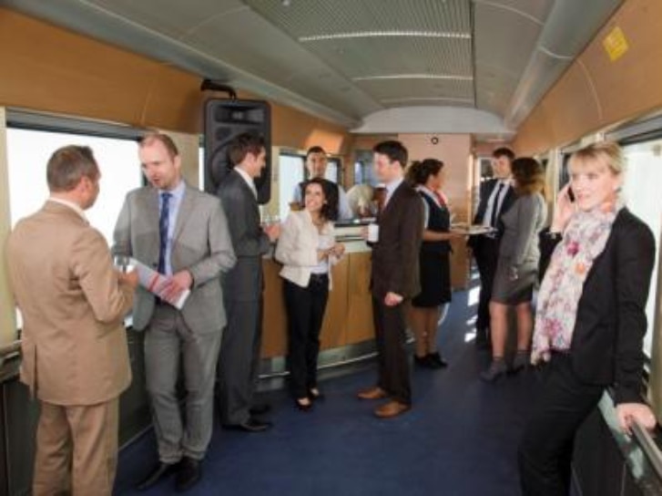 Menschen im Charterzug