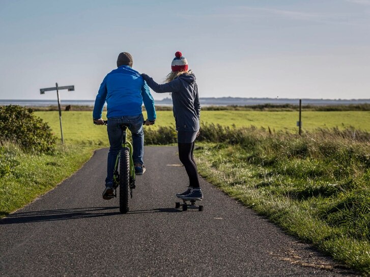 Radfahrer und Skateboardfahrer