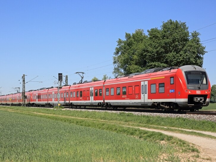 Die 440 045 und 206 des Donau-Isar-Express fahren gemeinsam als RE 4068 