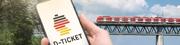 D-Ticket auf dem Smartphone und roter Zug im Hintergrund