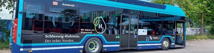 Neu unterwegs im Kreis Rendsburg-Eckernförde: Zwei Wasserstoffbusse des Herstellers Caetano. Das Foto zeigt einen der Busse. Er ist blau im Design des NAH.SH und hat auf der Seitenscheibe ein H2-Icon, sodass er gut als Wasserstoffbus zu erkennen ist.
