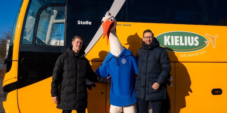 Bustaufe KIELIUS mit Stolle und Alexander Bernhardsson von Holstein Kiel sowie Daniel Marx von Autokraft am 20. Januar 2026