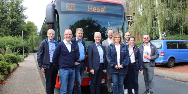 Landrat Matthias Groote und weitere Vertreter:innen vor einem Bus der Linie 625.