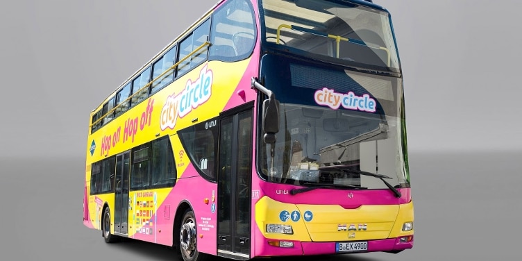 Sonderbus City Circle Doppelstöckig gelb-pink außen seitlich