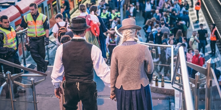 Ein Paar in Tracht läuft die Treppe hinunter