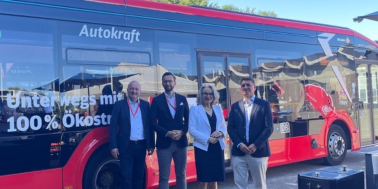 Inbetriebnahme von fünf E-Bussen im Kreis Stormarn mit Stormarns Landrat Dr. Henning Görtz, Daniel Marx (DB Regio Bus Nord), Staatssekretärin Susanne Henckel und Nikolaus Oberkandler vom Bundesverkehrsministerium.