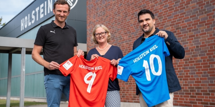 Trikot-Übergabe von Holstein Kiel an Autokraft