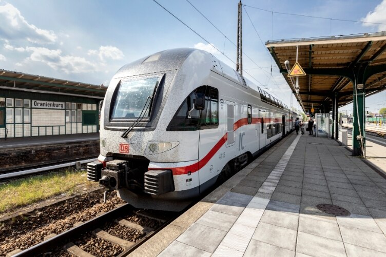 Zu sehen ist der Intercity am Bahnsteig in Oranienburg.