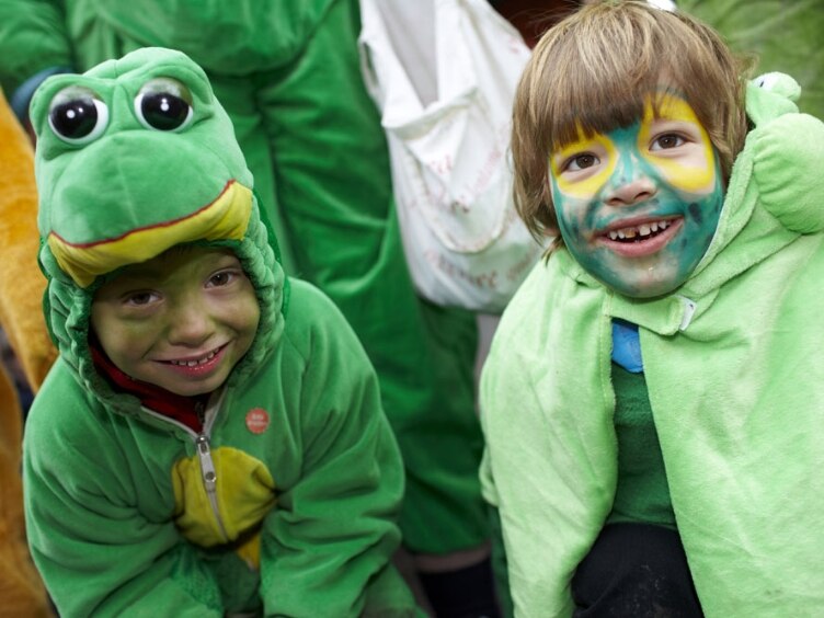 Kinder in Froschkostümen beim Karneval in Köln