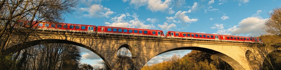 Zug auf Brücke