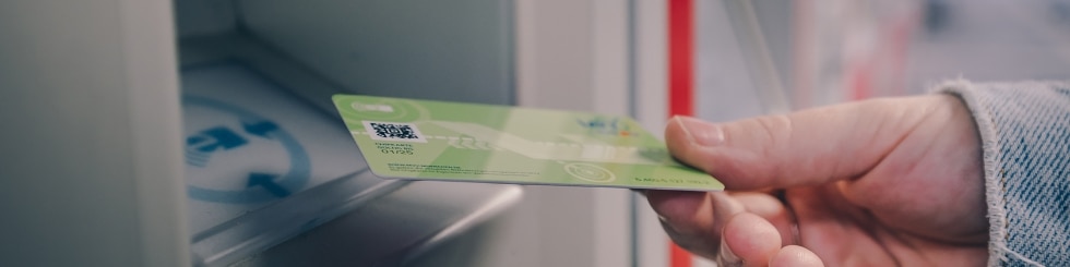 Fahrgast am Fahrkartenautomaten
