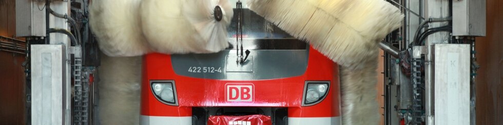 Waschanlage in Essen mit Zug ET 422 bei der Reinigung