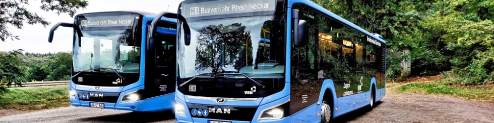 Zwei BRN-Busse auf einem Parkplatz