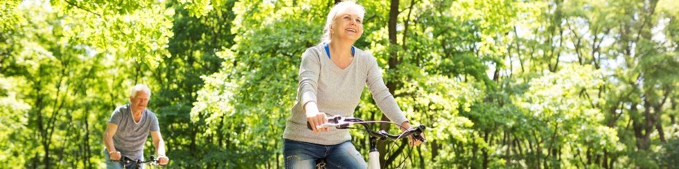 Älteres Paar macht Radtour im Grünen