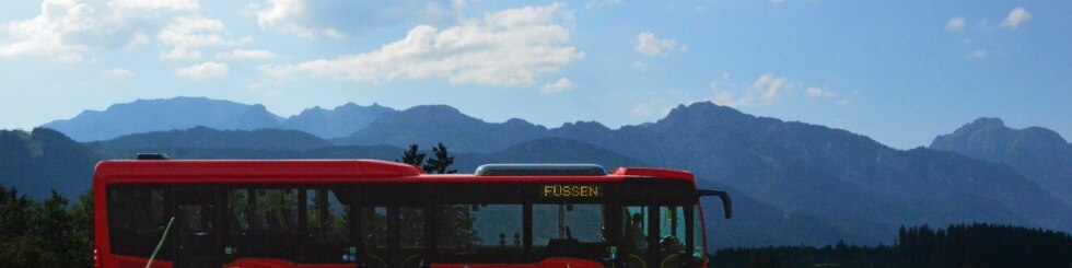 Regionalverkehr Allgäu vor Bergkulisse