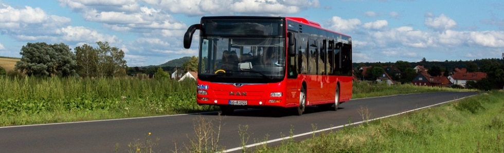 DB Regio Bus auf Landstraße
