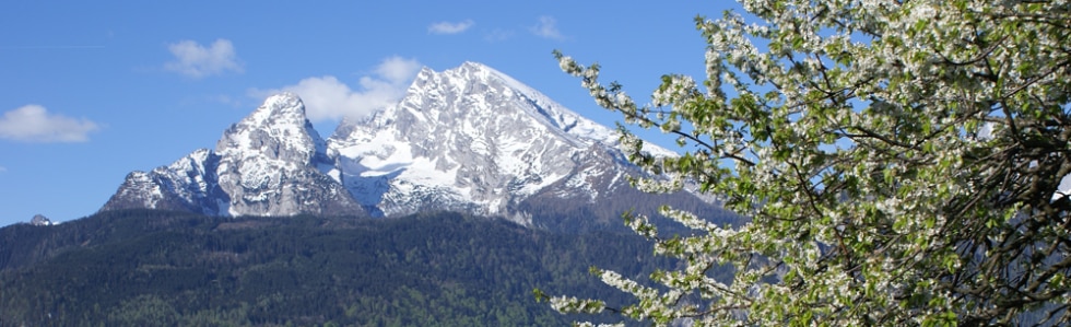 Schneebedeckter Berg im Frühling