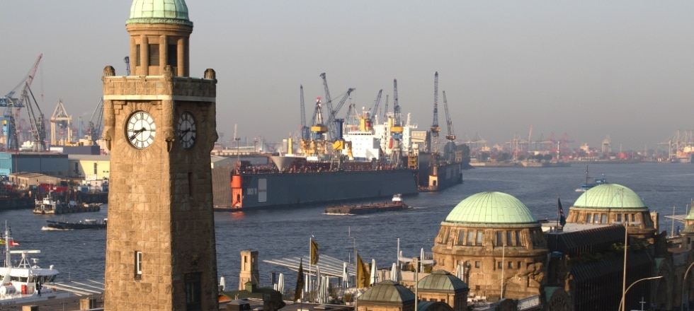 Das Bild zeigt eine Ansicht auf den Hamburger Hafen. 