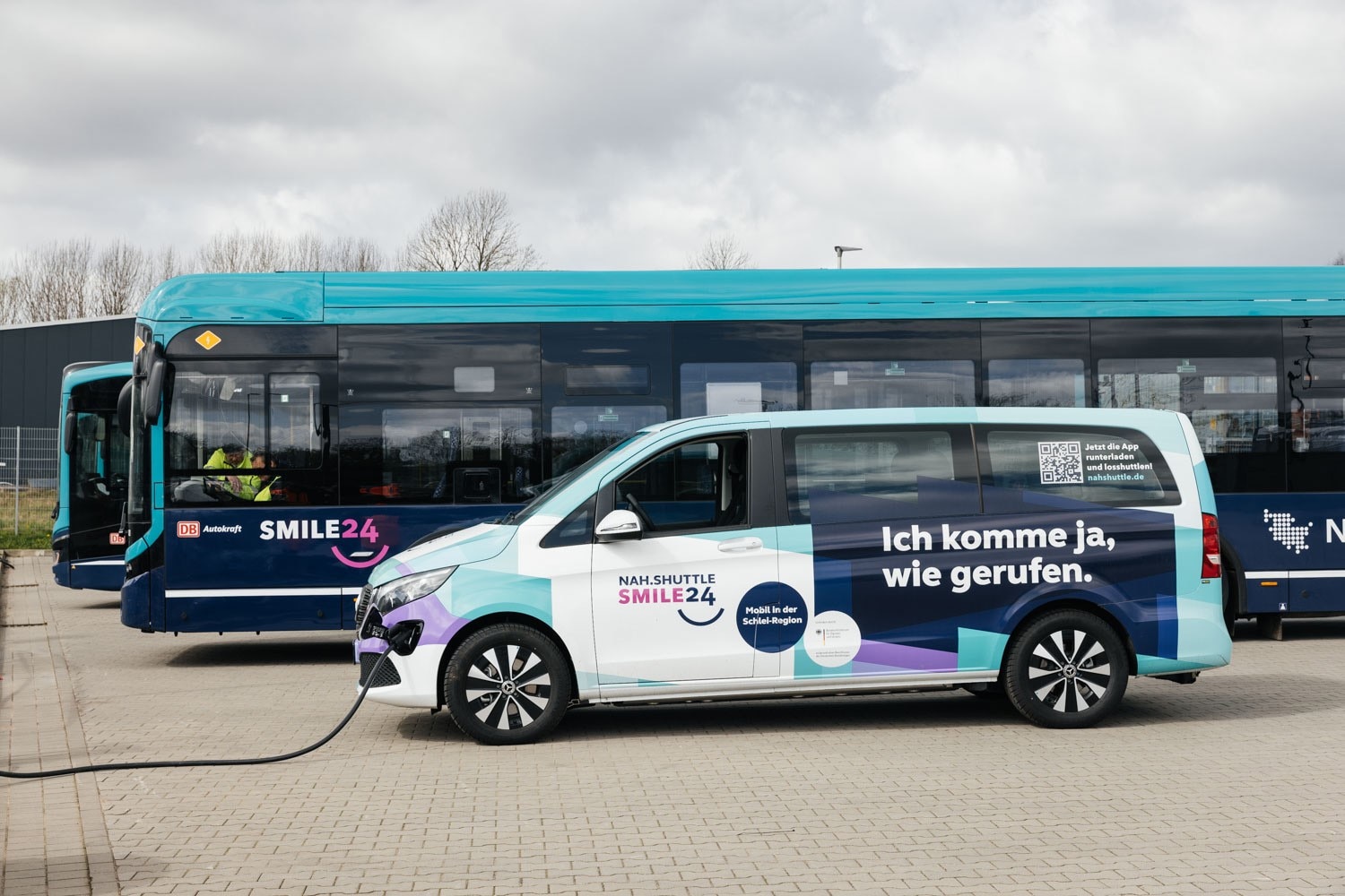 SMILE24: E-Bus und E-Shuttle auf dem Betriebshof.