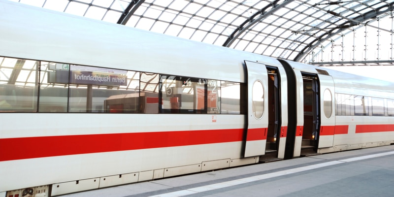 ICE im Bahnhof