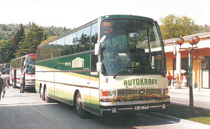Ausgezeichnetes Karosseriedesign von Autokraft - Bus geschmückt mit Blumengirlande.