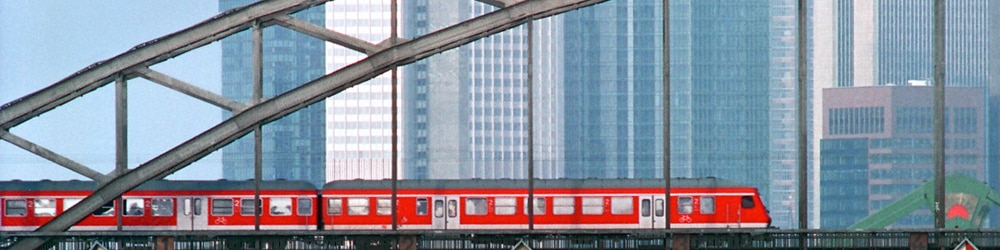 Frankfurt Deutschherrnbrücke mit Regional-Express
