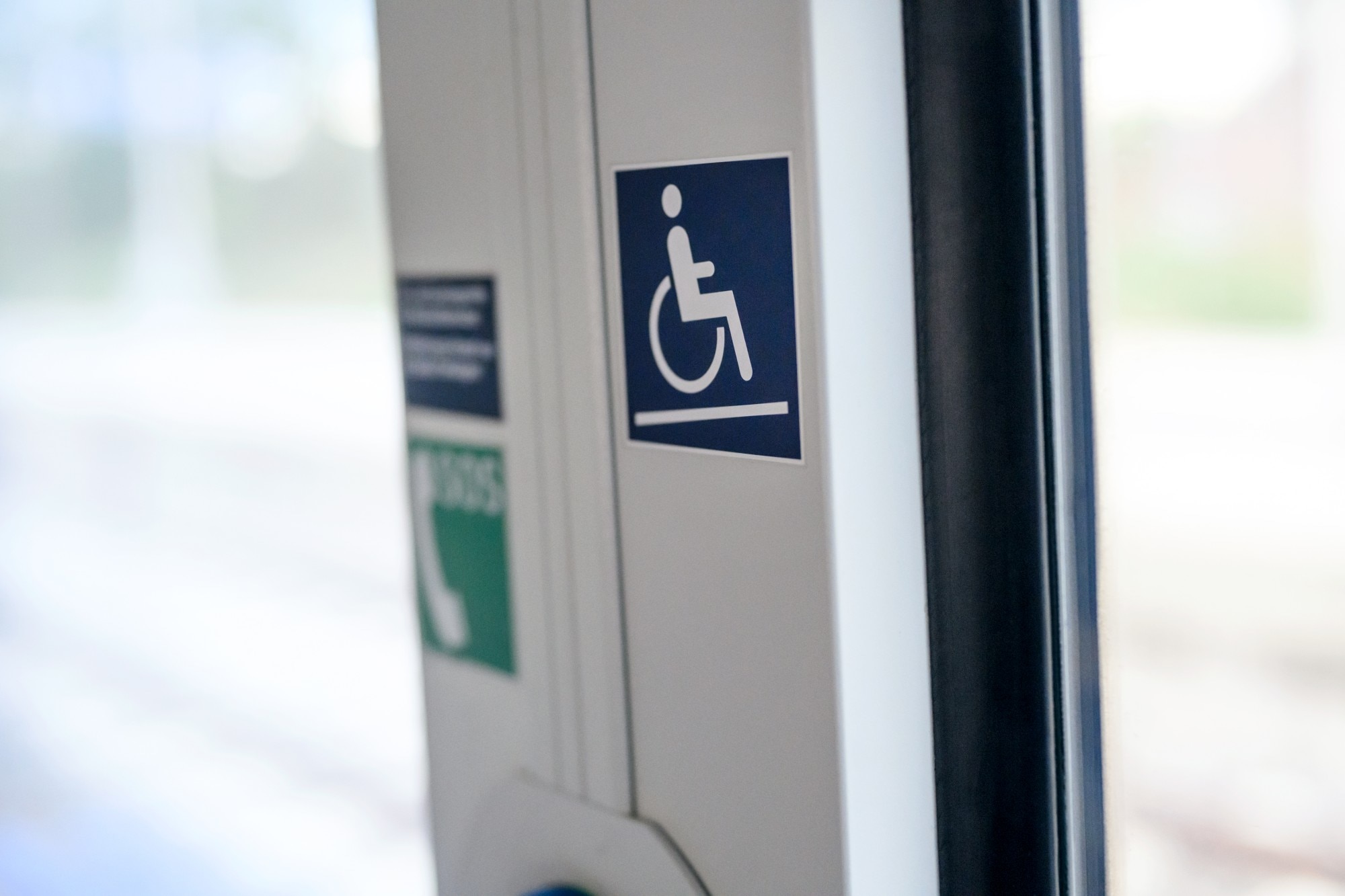 Rollstuhlsymbol am Ausstieg eines Regio-Zuges