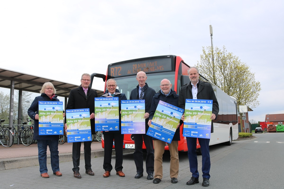 Sechs Männer mit Plakaten vor DB Regio Bus