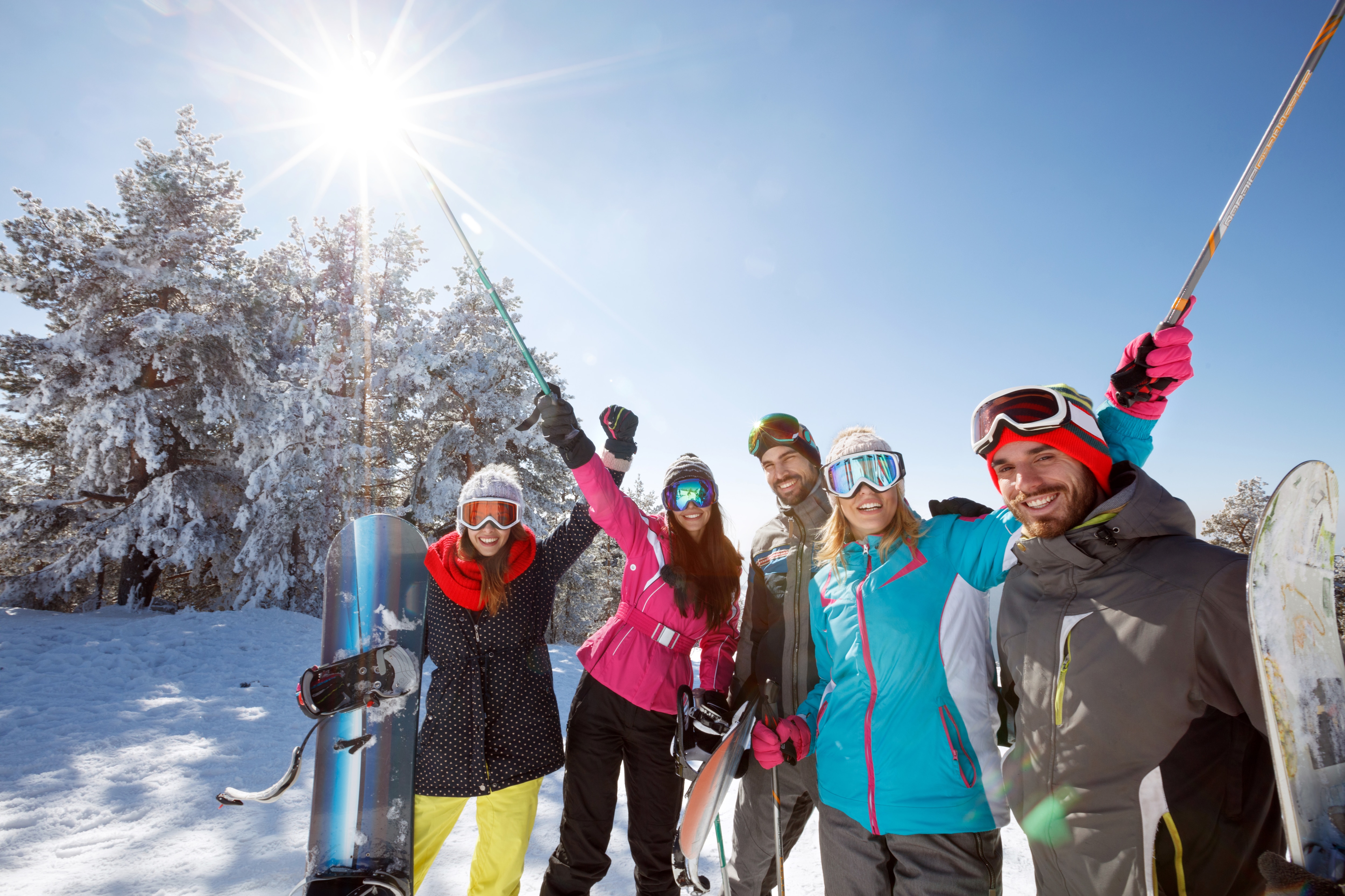 Gruppe mit Skiern im Schnee