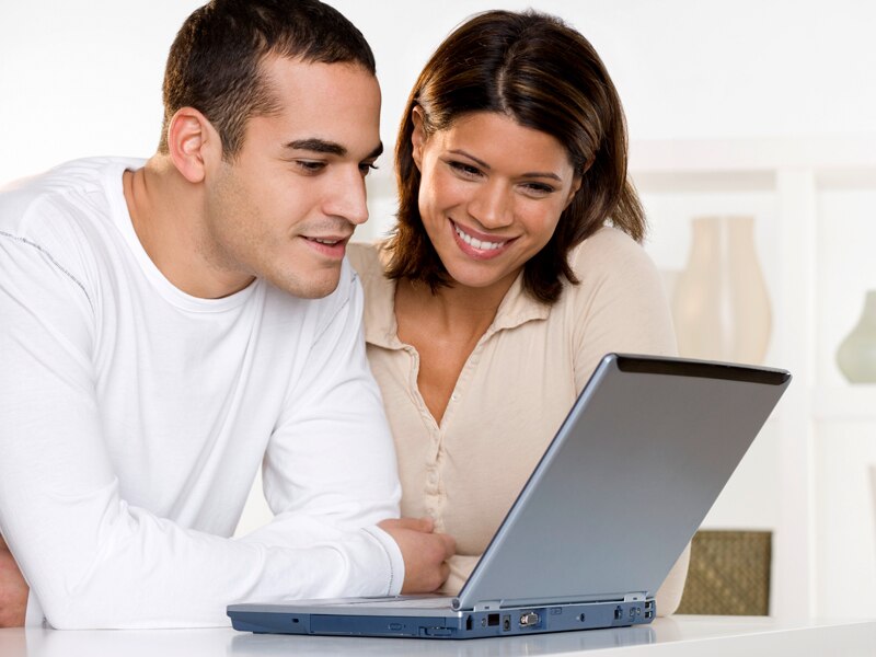 Frau und Mann am Laptop