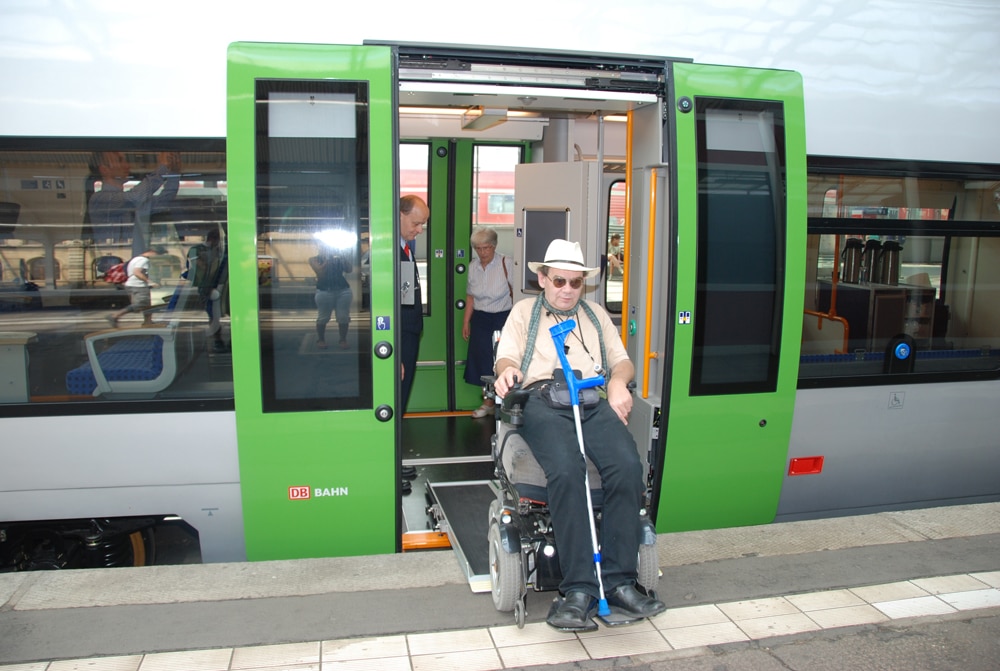 Mann im Rollstuhl steigt aus S-Bahn aus