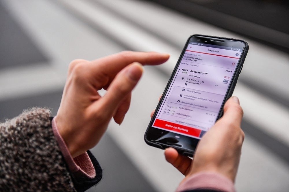 Smartphone mit DB Navigator