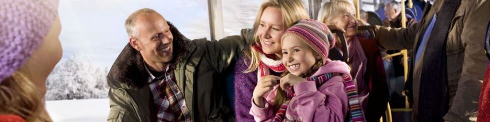 Familie in Winterkleidung im Bus