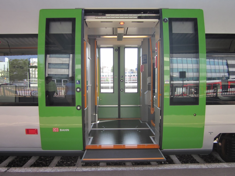 leere S-Bahn mit geöffneten Türen